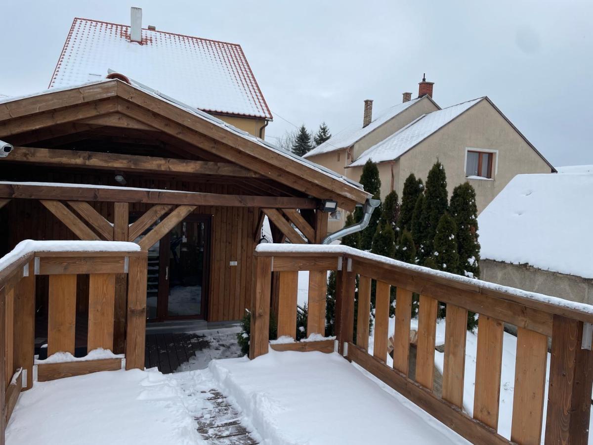 Oeskarszt Apartman Urkut Luaran gambar