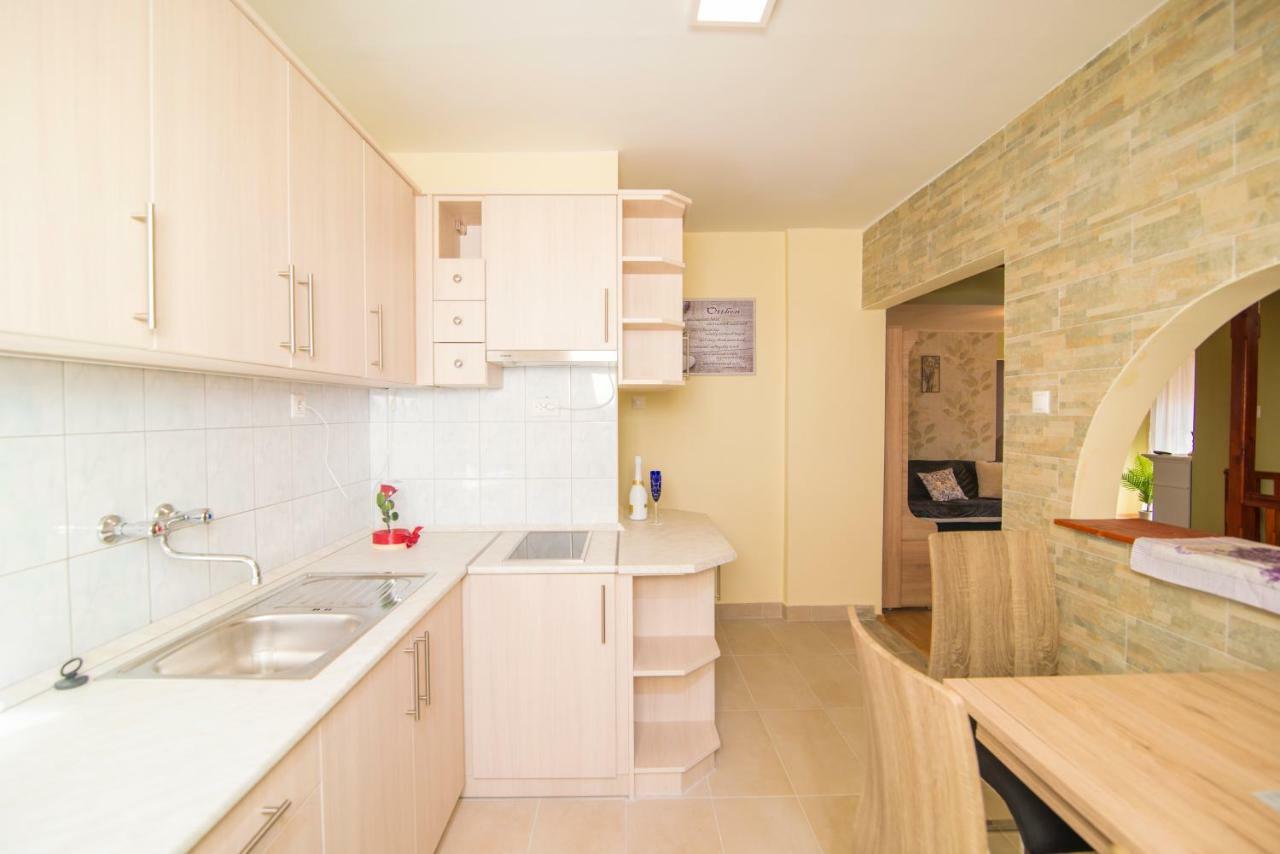 Oeskarszt Apartman Urkut Luaran gambar