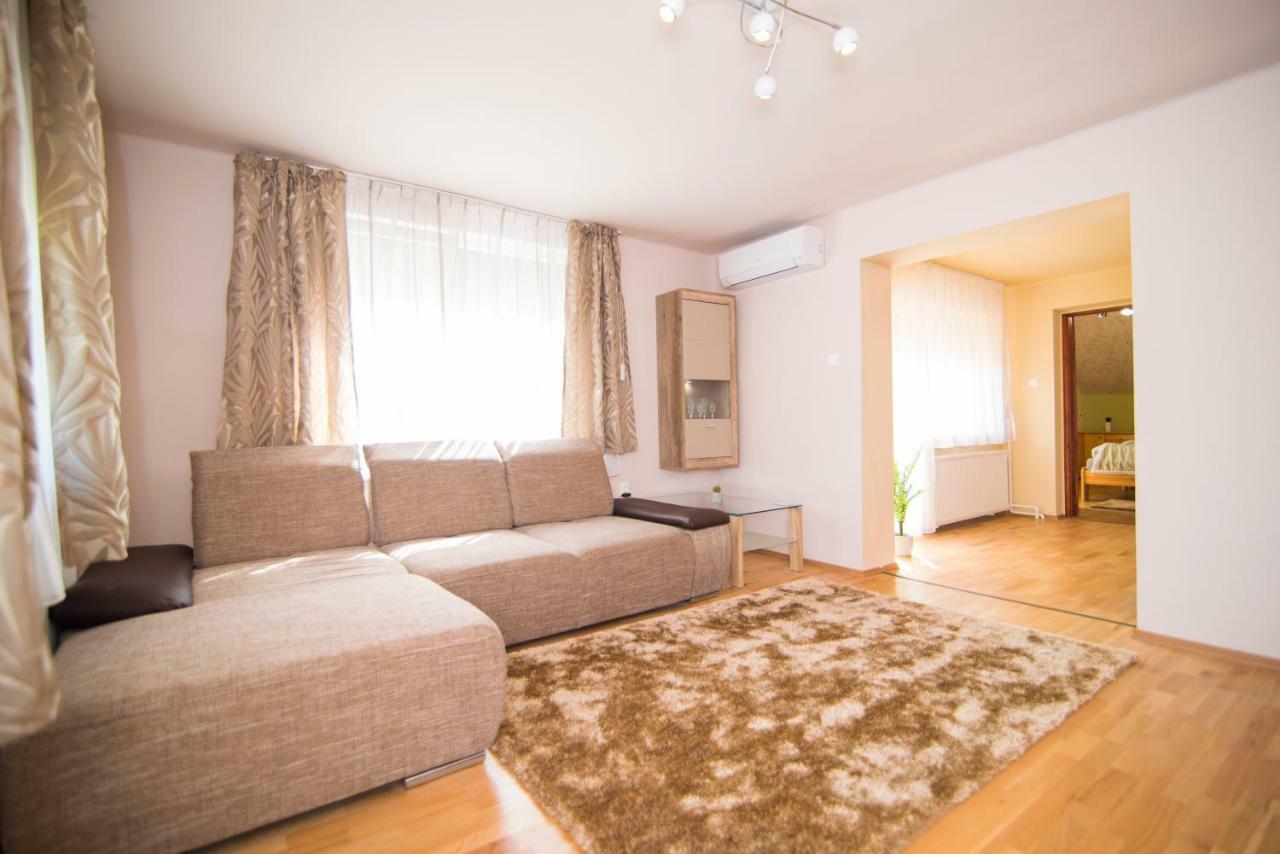 Oeskarszt Apartman Urkut Luaran gambar