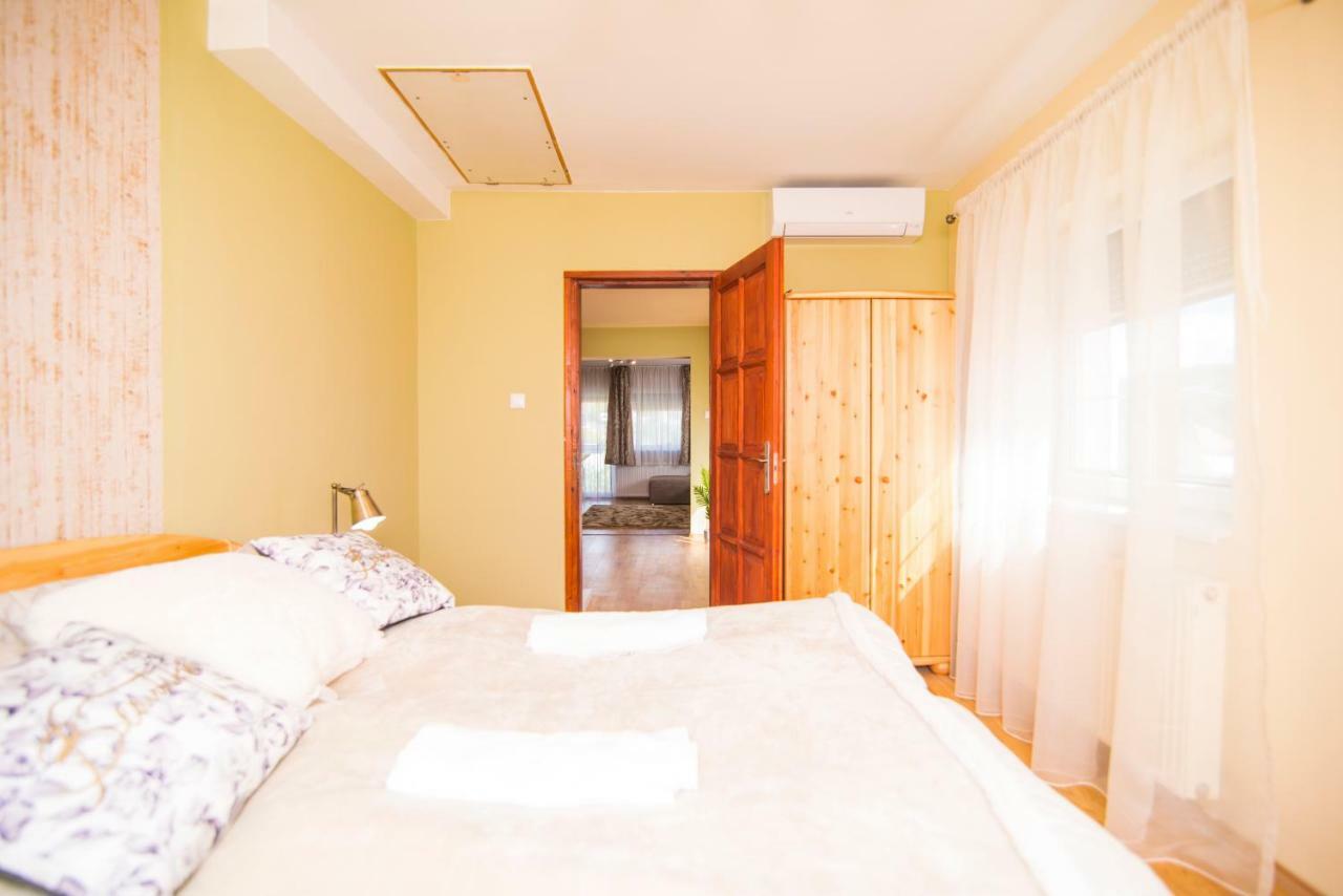Oeskarszt Apartman Urkut Luaran gambar