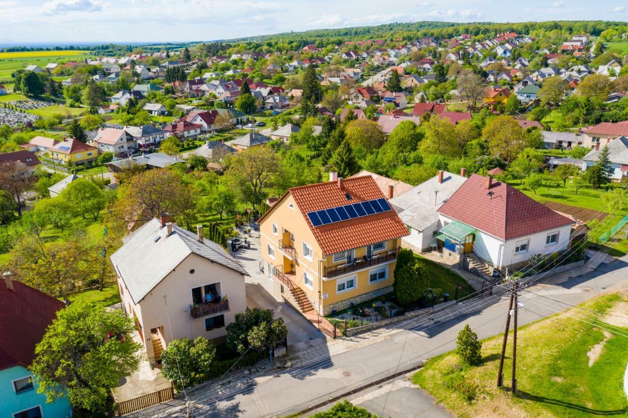 Oeskarszt Apartman Urkut Luaran gambar